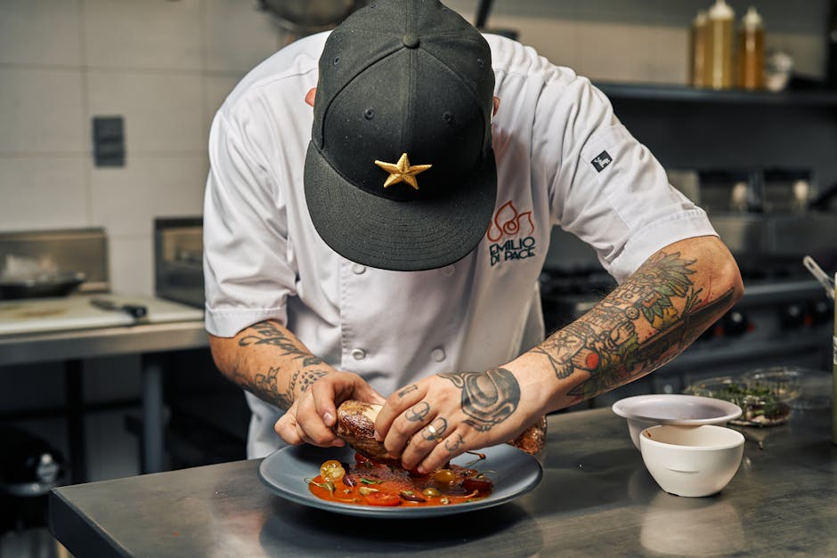 Chef che impiatta con cura una pietanza gourmet