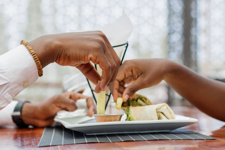 Coppia che cena felice in un locale accogliente
